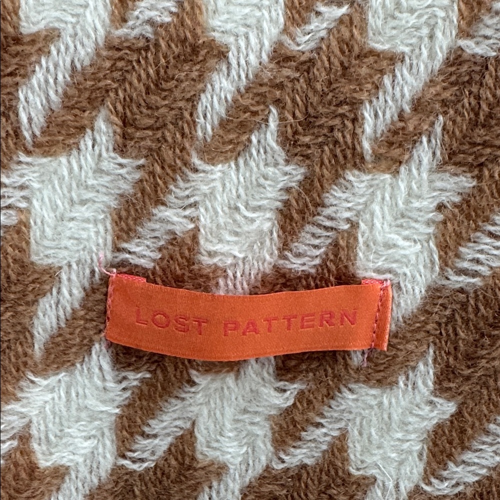 Lost Pattern 100% Wool Houndstooth Scarf White & … - image 3